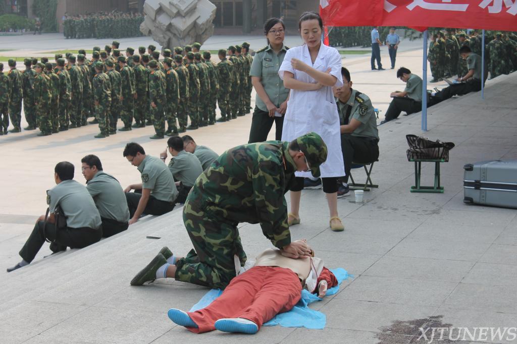 超燃軍訓(xùn)現(xiàn)場 空襲、毒氣、攻擊、救治真實(shí)模擬齊全