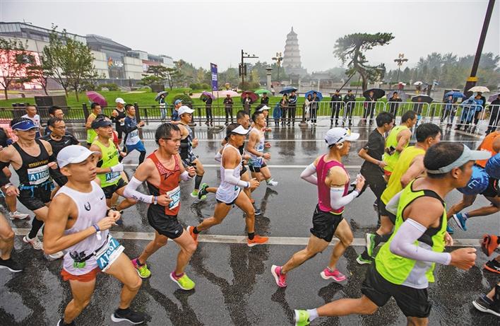 西安國際馬拉松賽舉行  30個國家和地區的3萬名選手參賽