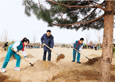 習近平在參加首都義務植樹活動時強調  全社會都做生態文明建設的實踐者推動者 讓祖國天更藍山更綠水更清生態環境更美好  李克強栗戰書汪洋王滬寧趙樂際韓正王岐山參加 